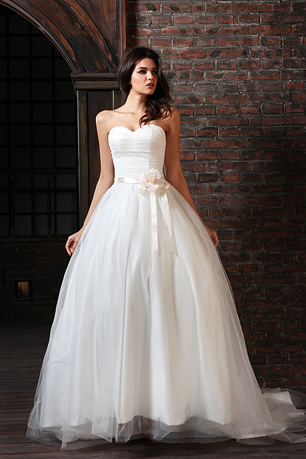 Sweetheart Tulle Wedding Ball Gown with Brush Train - Click Image to Close